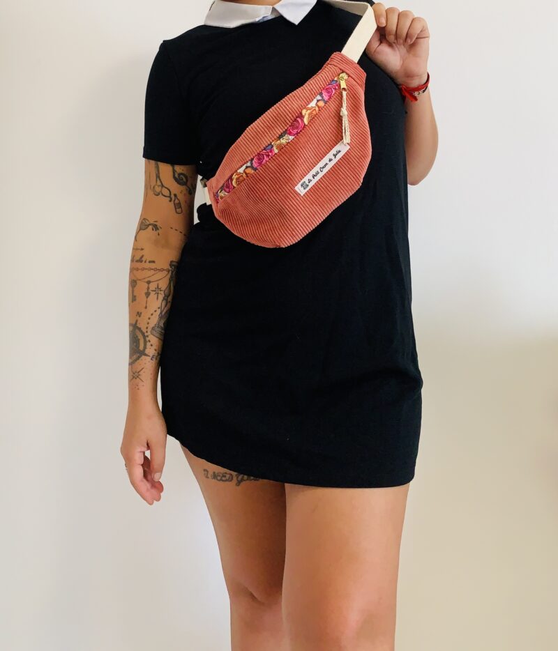 Sac Banane rose et fleuri. – Image 2