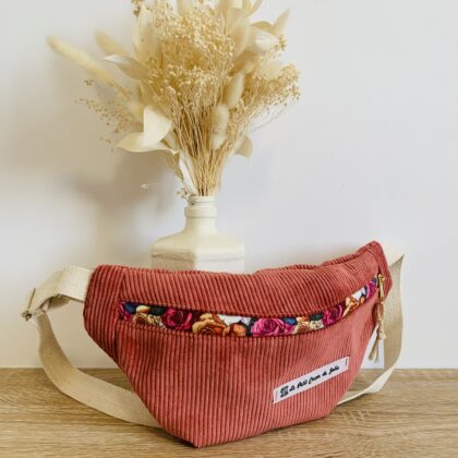 Sac Banane rose et fleuri.