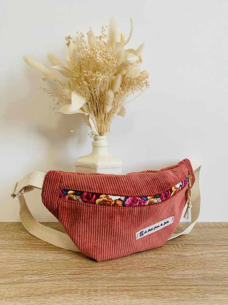Sac Banane rose et fleuri.