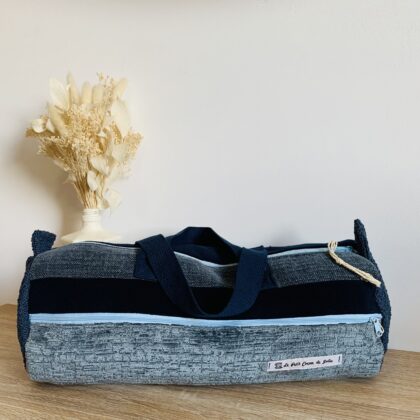 Sac de ville bleu.