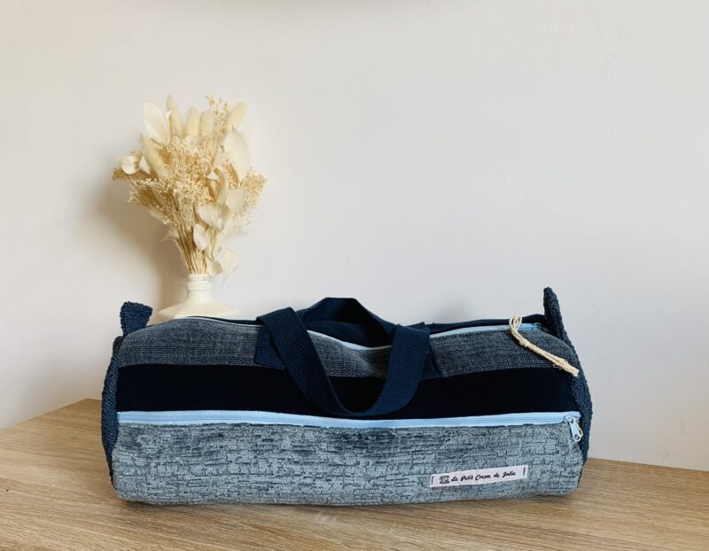 Sac de ville bleu.